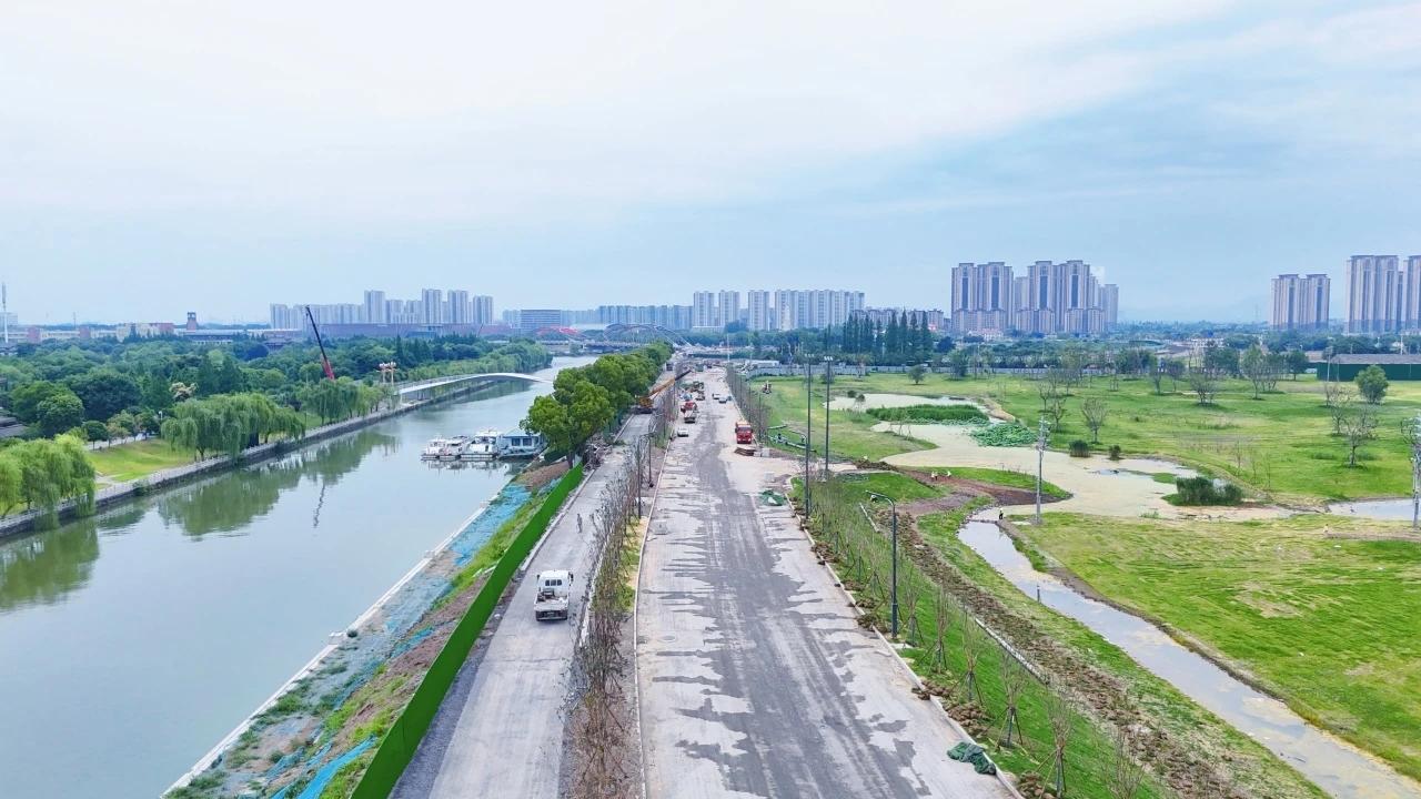 快了！仪征这条路要铺沥青了
三河片区堤顶路提升改造项目，全线水稳层摊铺已全部完工