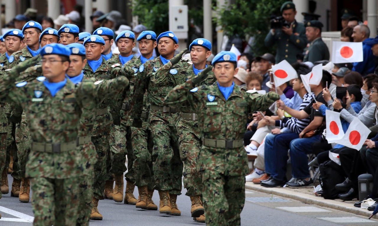 乌克兰战场上，一支挂有日本旗号的战斗小队正在参战，队员月酬高达万金。他们以个人身