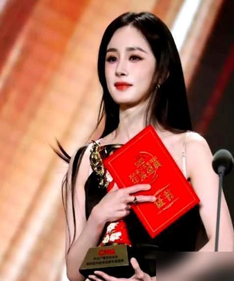 微博之夜，肖战被挪座，辛芷蕾团队怒撕名牌走人，杨幂却成了“抢C位”众矢之的。这出