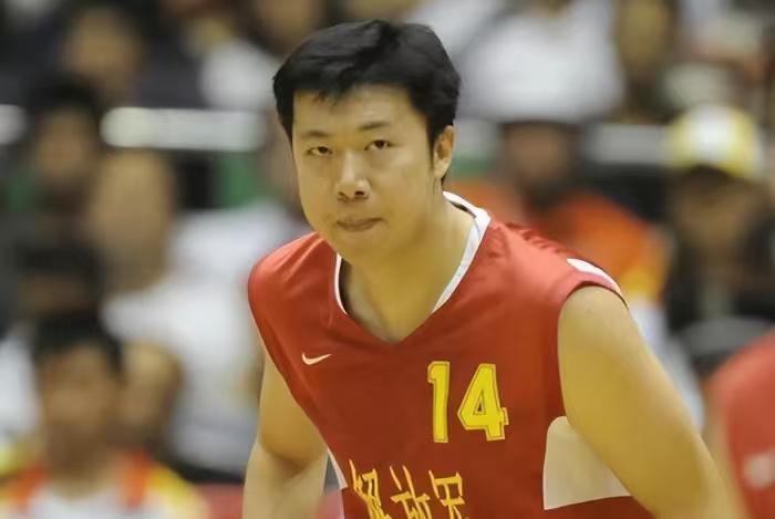 曾被骂“叛逃者”，如今却站在国际篮联名人堂的舞台上。

王治郅的半生，真的太曲折