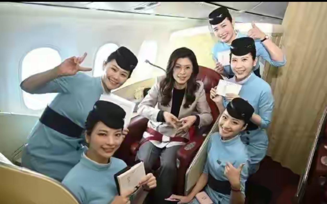 郑丽文与机组成员合影，一点架子都没有。有这么好的亲和力，加上口才和能力俱佳，一定