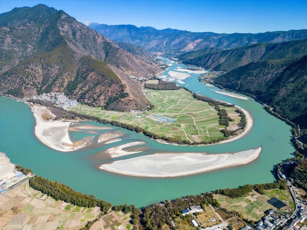 八声甘州 · 入赣第一镇

望青山绿水抱金城，赣北灿明珠。自荒滩崛起，厂房林立，