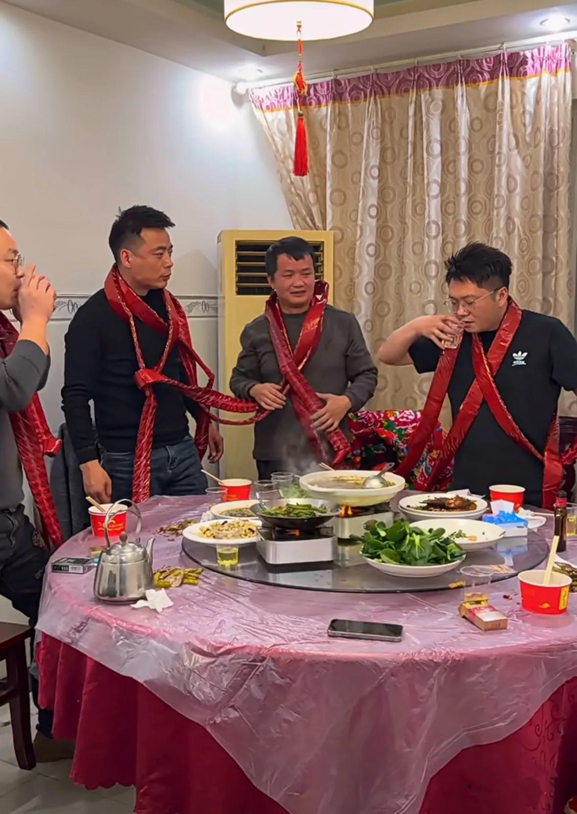 这哪是在喝酒，这简直就是在玩命啊！这样的朋友不交也罢……[泪奔]