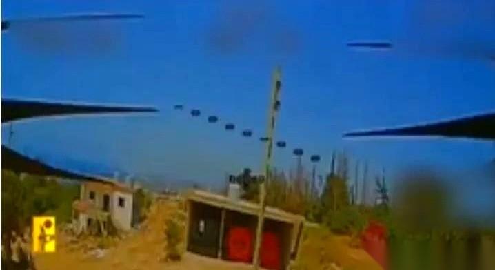 黎巴嫩南部，一名以色列士兵正在空地上挪动，突然，他脚步一顿，猛地抬头。
一个黑点