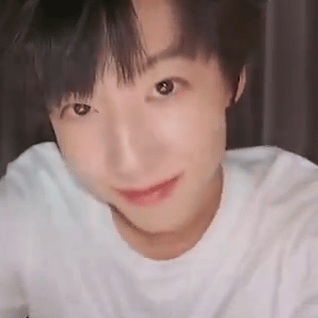 杨博文这条vlog背景音传出疑似脏话，他当场听见还做出下意识反应，引得网友纷纷扒