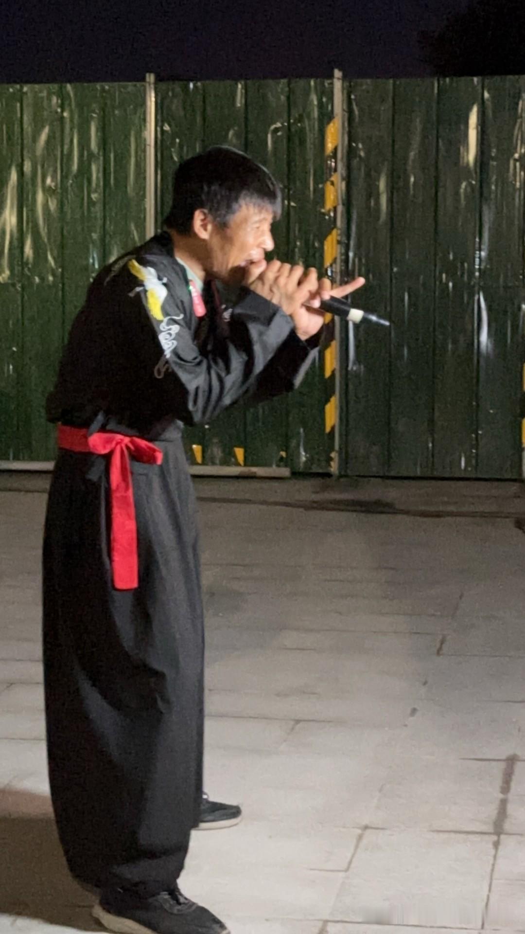 在漯河丁湾新桥未完工先火的现场，除了很多人前来打卡留影。也有一个网红以此为背景开