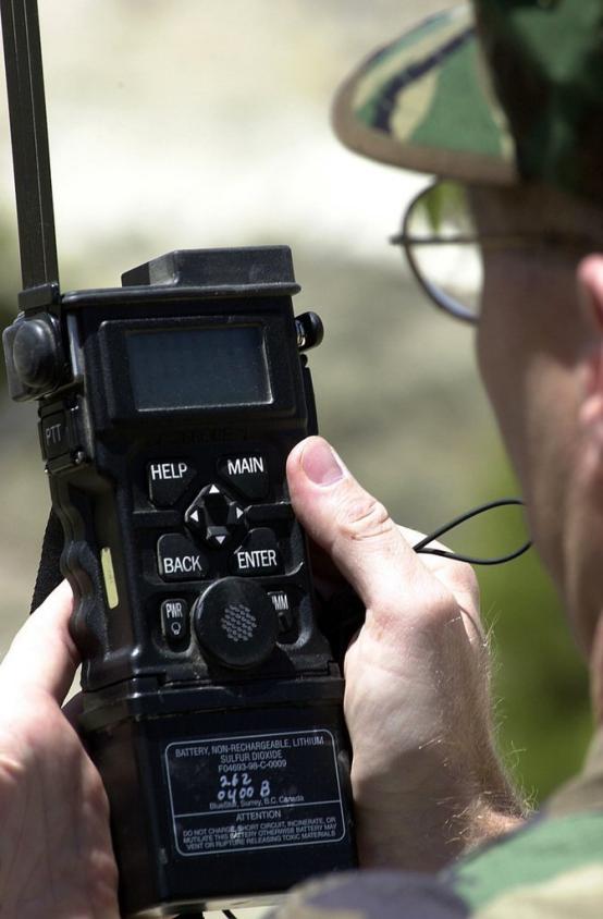拯救这名美军飞行员的背后，是一个无法被敌方识别，且向外界呼救的神器。
 
一架美