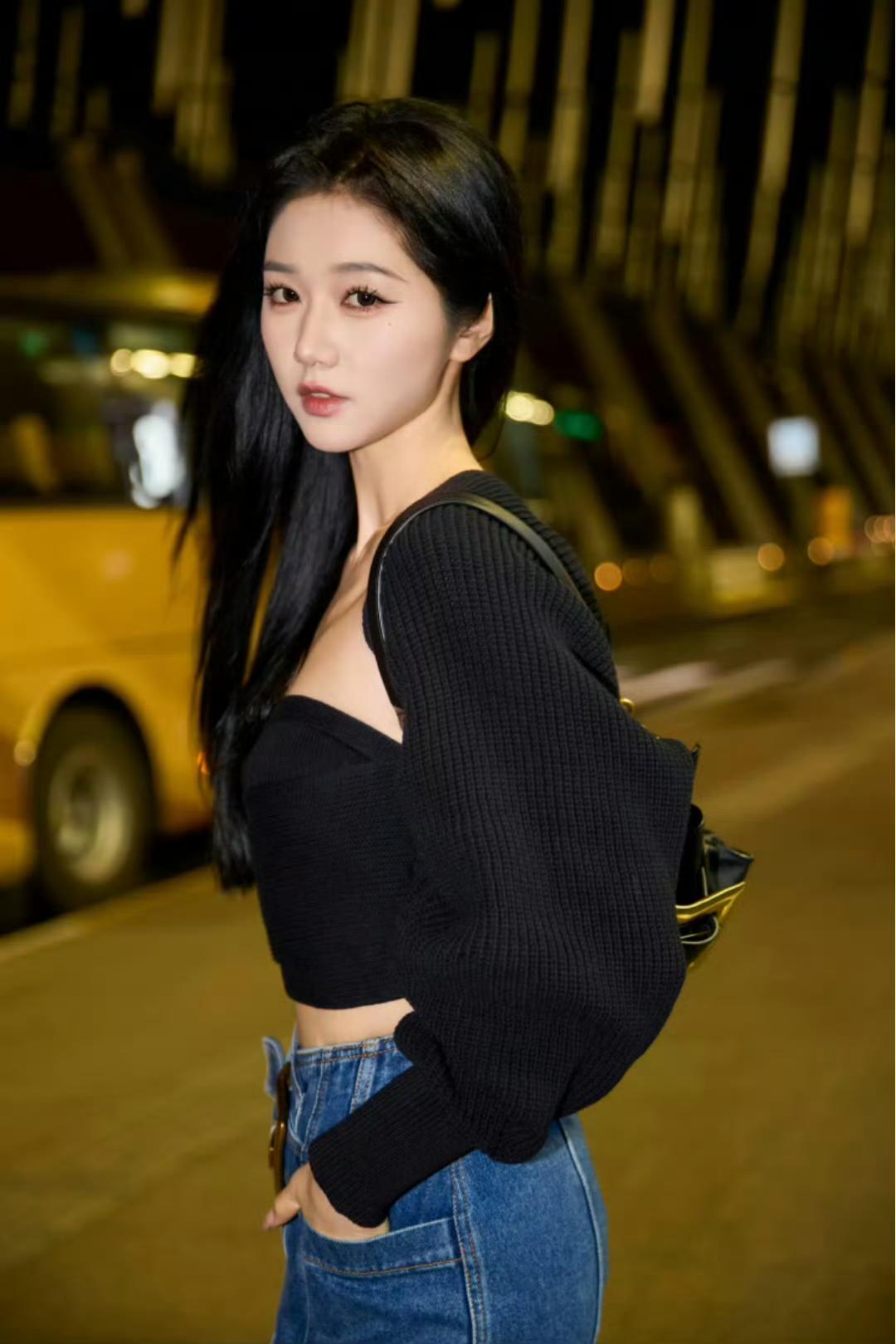 这就是半场开香槟的后果，
岳雨婷人明明在巴黎却缺席看秀，
被嘲高调出行连看秀门都