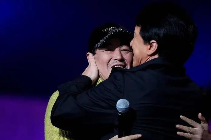 很多人KTV必点的《朋友》，背后藏着一个摇滚歌手从舞台到法庭的坠落。

臧天朔唱