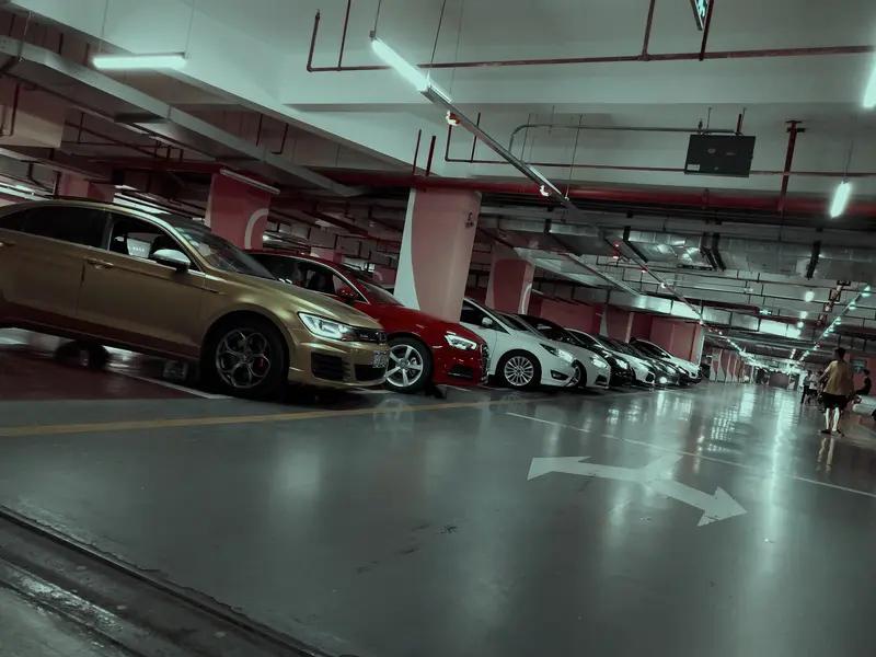 女子花30万购买车位，物业再收费，物业：每月200元管理费+100元车牌“变更费