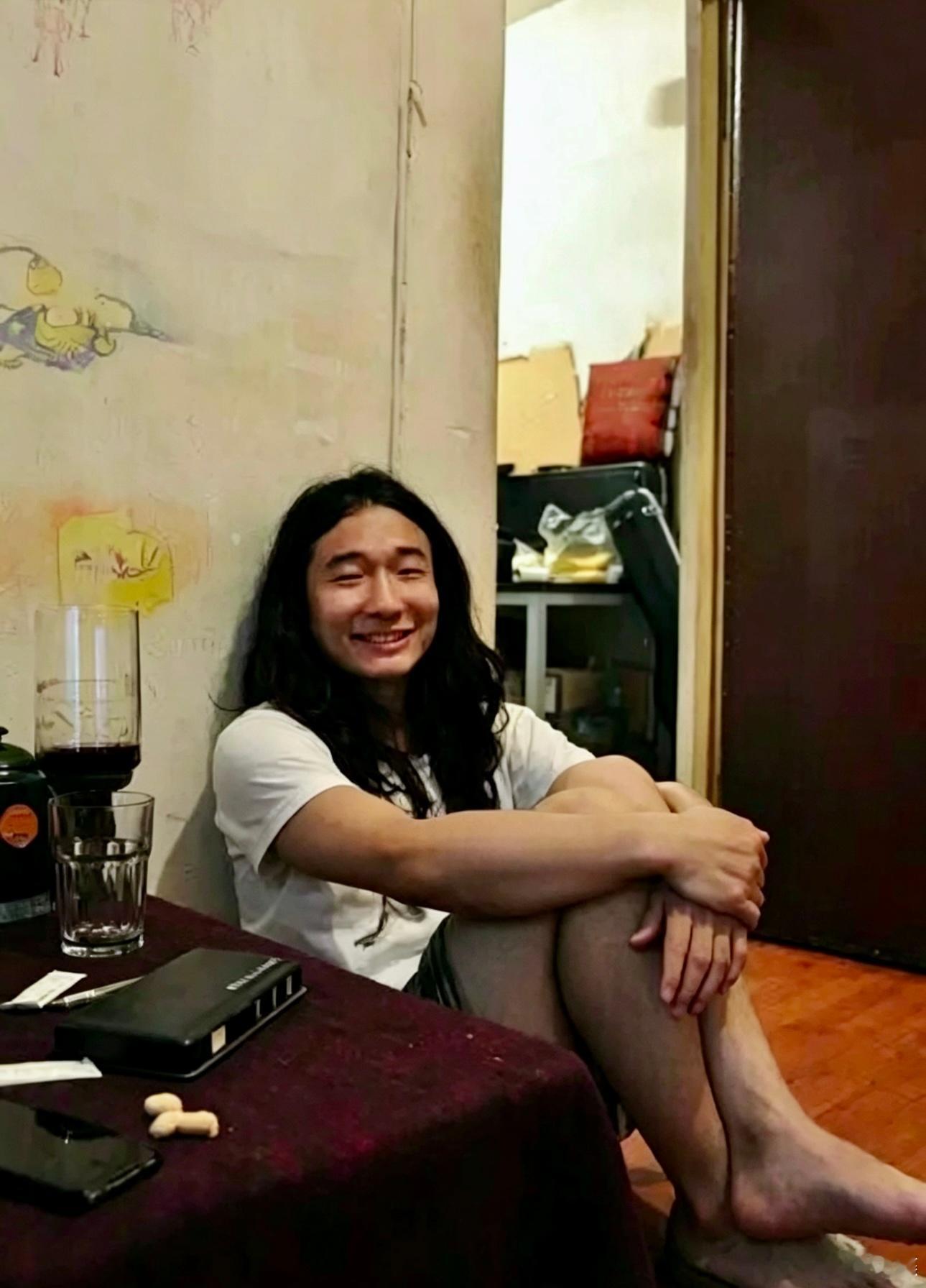“趣味时间”之经典摇滚唱片的戏仿者—— 《黑梦》就不多说了，而这幅《万能青年旅店