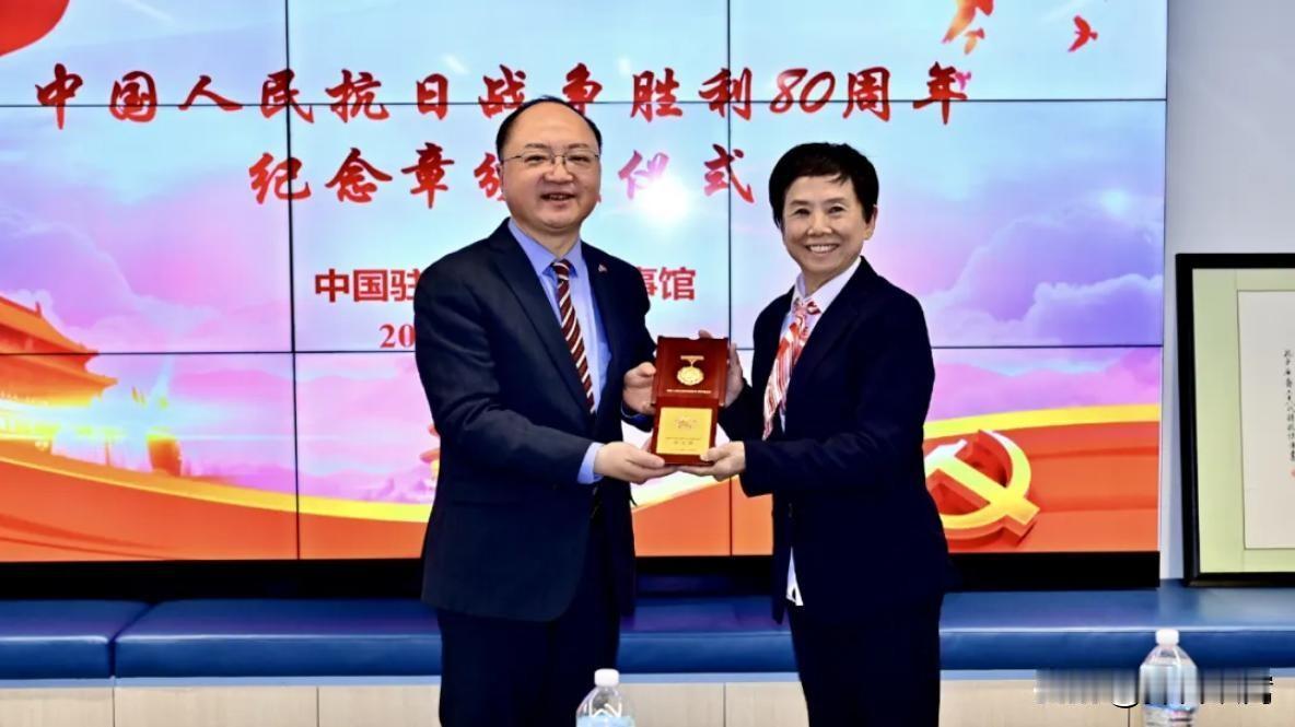 在2025年10月25日当天，原74军将领卢醒之女卢美伦，替父亲领取了“中国人民