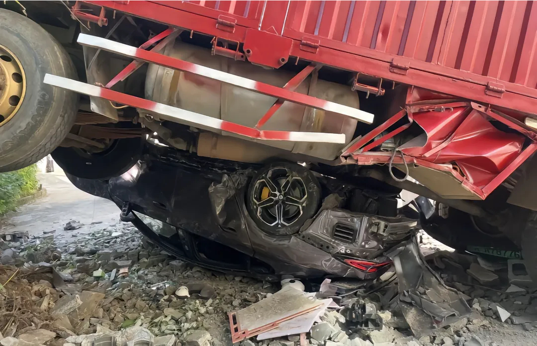 小米su7车身真的硬，不愧是使用了2000MPa的超高强度钢。小米汽车 ​​​