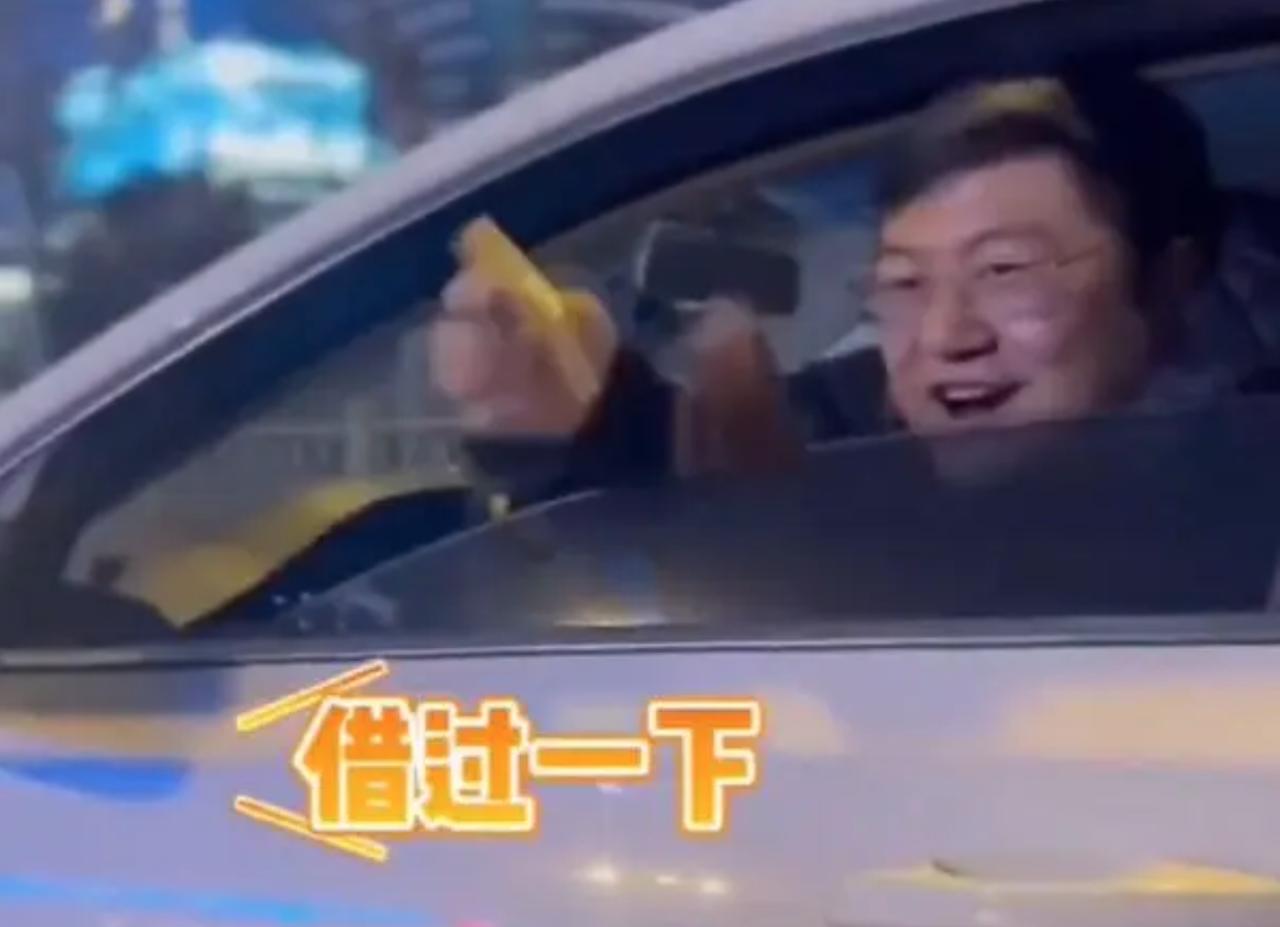  #路遇大哥加塞拿华子开路# 华子开路，礼貌加塞你能接受吗？
 
临近过年，这路