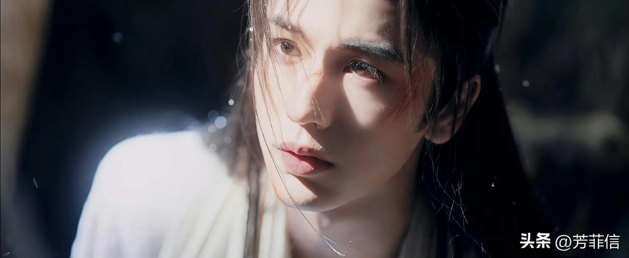 《逐玉》导演曾庆杰真乃神人也。
想过是张凌赫本身长得好看，所以还原出了他的美貌，