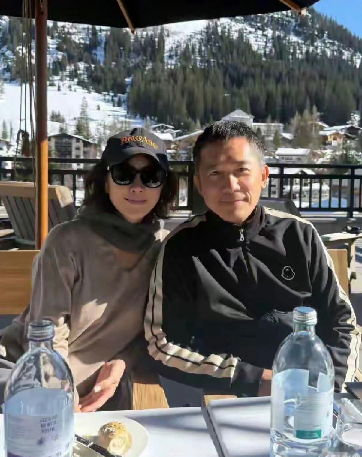 刘嘉玲的电话里全天王阵容 看刘嘉玲节目互动，给梁家辉打电话后递给刘晓庆。刘晓庆那