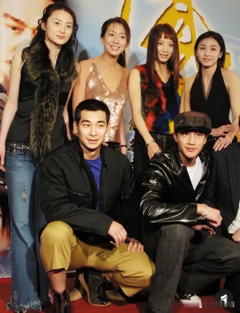 《风云雄霸天下》24年前的主要演员试映会时候的合影，分别由赵文卓、何润东、蒋勤勤
