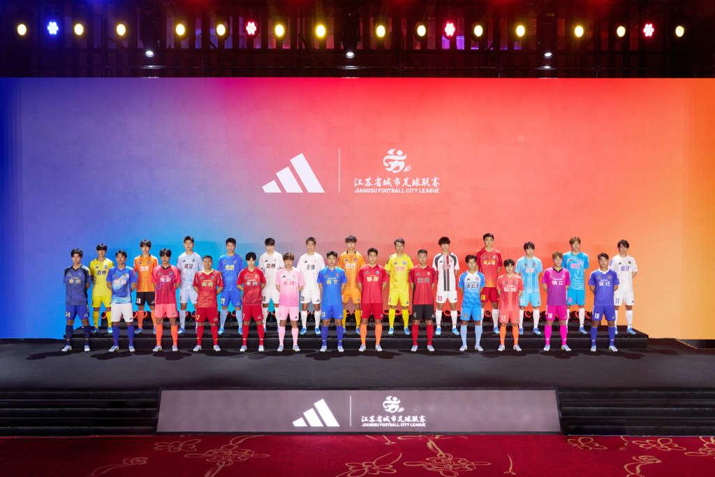 【苏超十三队新赛季球衣亮相】
3月31日，2026江苏省城市足球联赛13支球队的