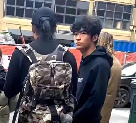 演员谢霆锋与长子温馨在告别时的互动十分温馨。谢霆锋慈爱地将手放在儿子的肩膀上，说