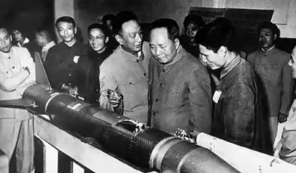 话说那天，毛主席就这么轻车简从地出来了。他穿着一身浅灰色的中山装，看着特别朴素干