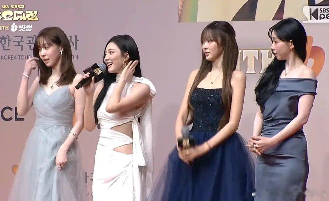 吒3打招呼台下安静一片 吒4尴尬一笑 吒1、吒2吃瓜中 吒3假装不在意反复撩头发