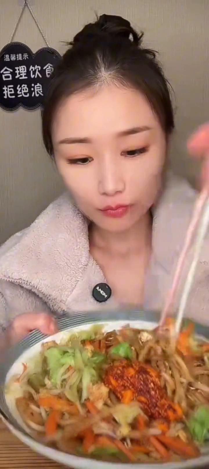 这个自己拍就行，真的很好吃。就这个炒饼，很筋道，特别的筋道。来点辣酱，就这样一吃