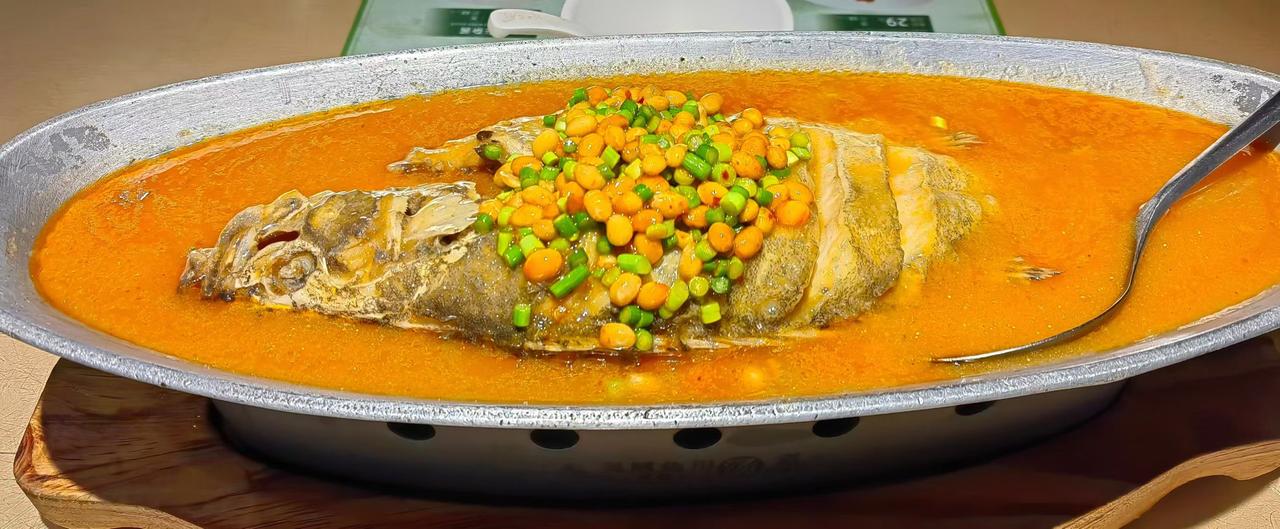 昨晚夜宴，徽菜配了汾酒。古井贡不止塞哪了。