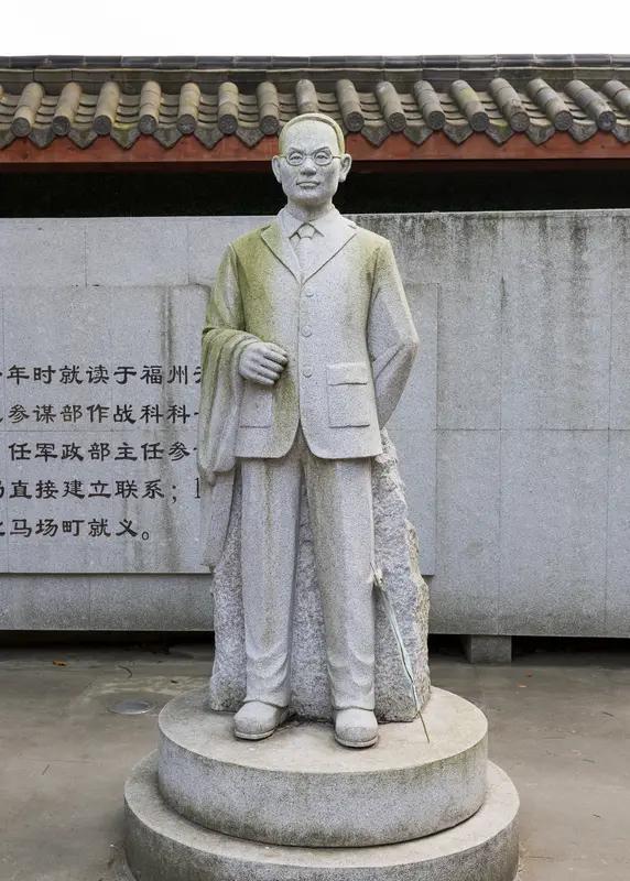 2024年1月福州，《沉默的荣耀》“毛人凤”张晞临一身黑衣手捧鲜花，在吴石将军塑