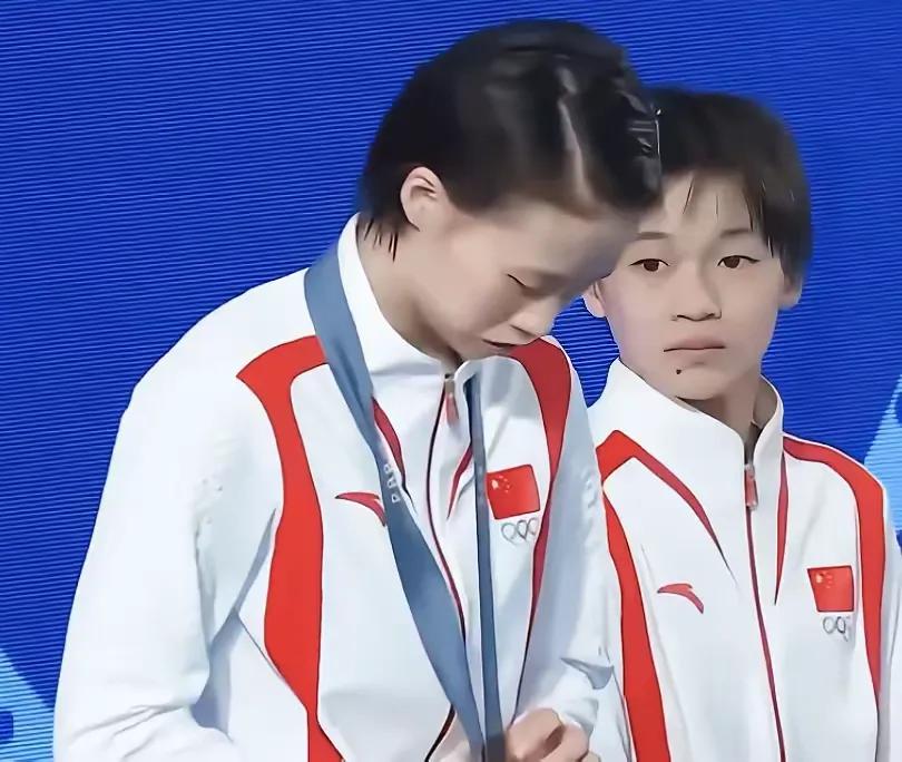 两小宝在领奖台上的互动。
看婵宝爱惜又无奈的表情，她是不知道该怎么去安慰同伴。
