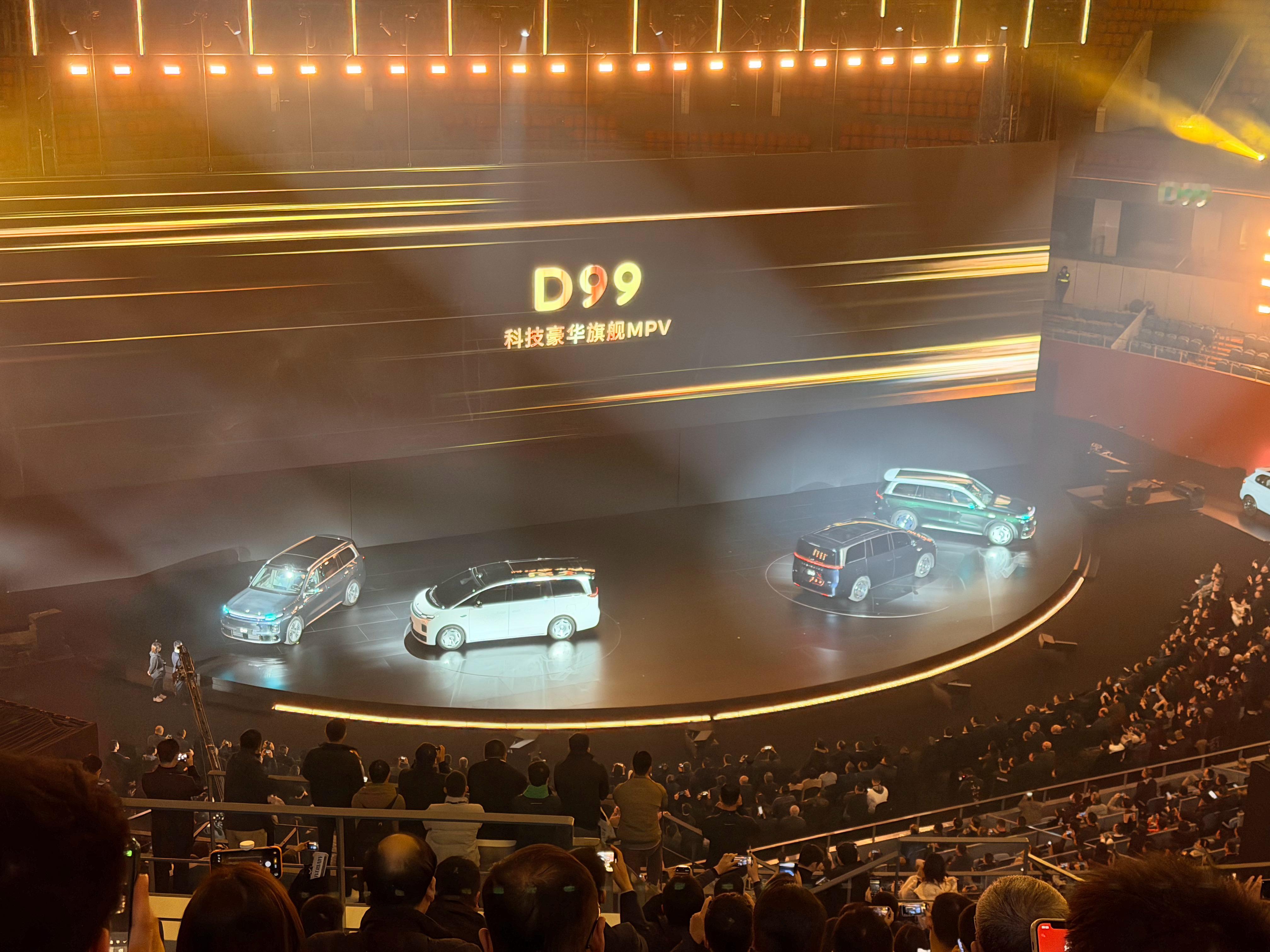 零跑9系豪华双旗舰同台首秀零跑十周年发布会一共亮出D系列两款旗舰——D19和D9