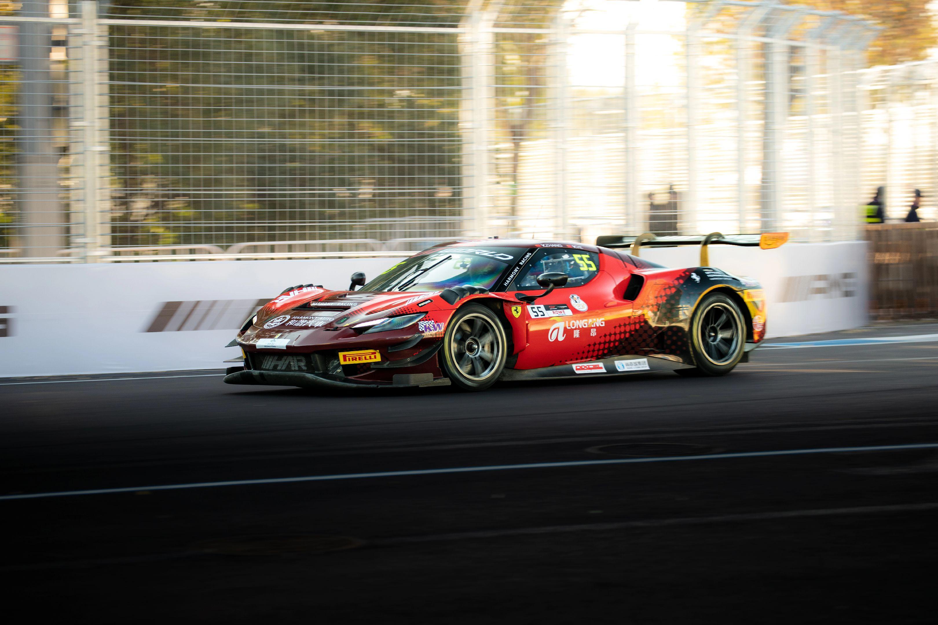 中国车手家门口夺冠。法拉利厂家车手叶一飞驾驶法拉利296GT3赛车在G...