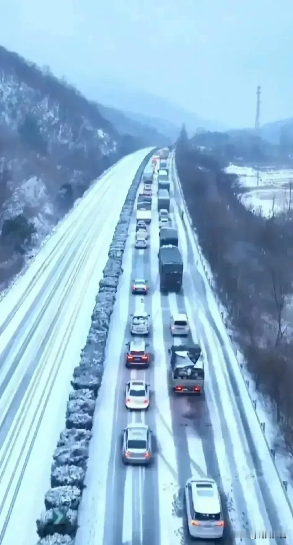 冰天雪地，路面结冰，车子滞留高速路，旅客饿得前心贴后背，有村民提着温壶卖泡面，1
