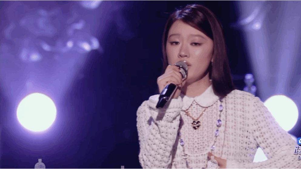 单依纯紫色舞台接好运一场充满紫色韵味的舞台，浪漫与梦幻交织融合，加上单依纯温柔动