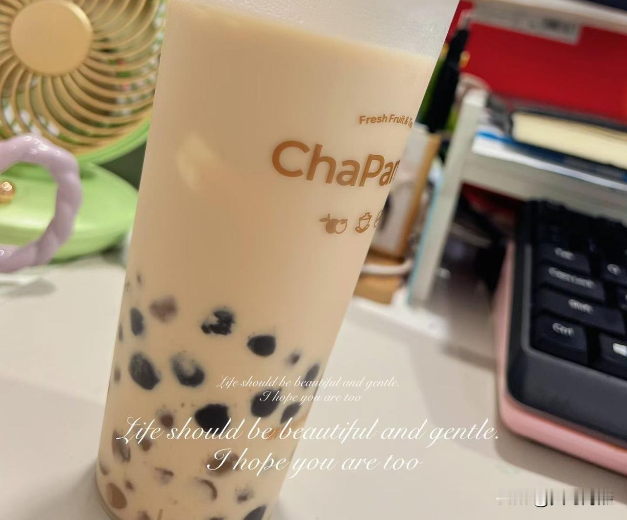 大家有没有发现：

今天立秋的第一天，朋友圈里发的最多的是不是秋天的第一杯奶茶，