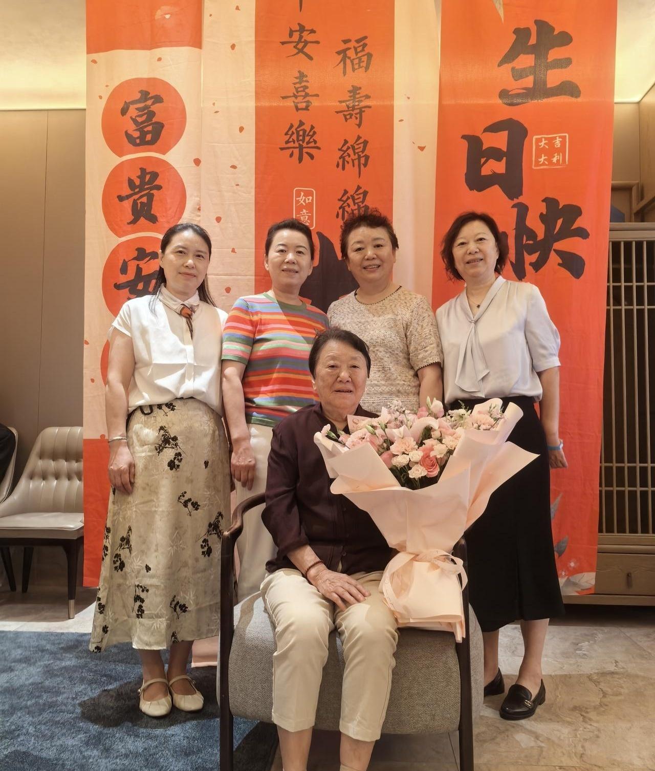 连生4个丫头，当年气得要把亲骨肉送人，如今90岁老了却天天炫耀“赚麻了”？这事儿