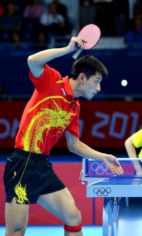 打球不是比谁猛，而是比谁更能控。

好多业余爱好者打球累得要死，跑来跑去还伤膝盖