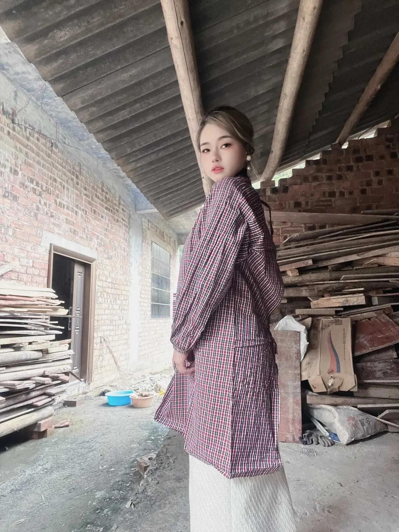 我已步入花甲之年，昨日在下楼处理垃圾时，一位约莫三十岁的女性悄然接近，轻声询问：