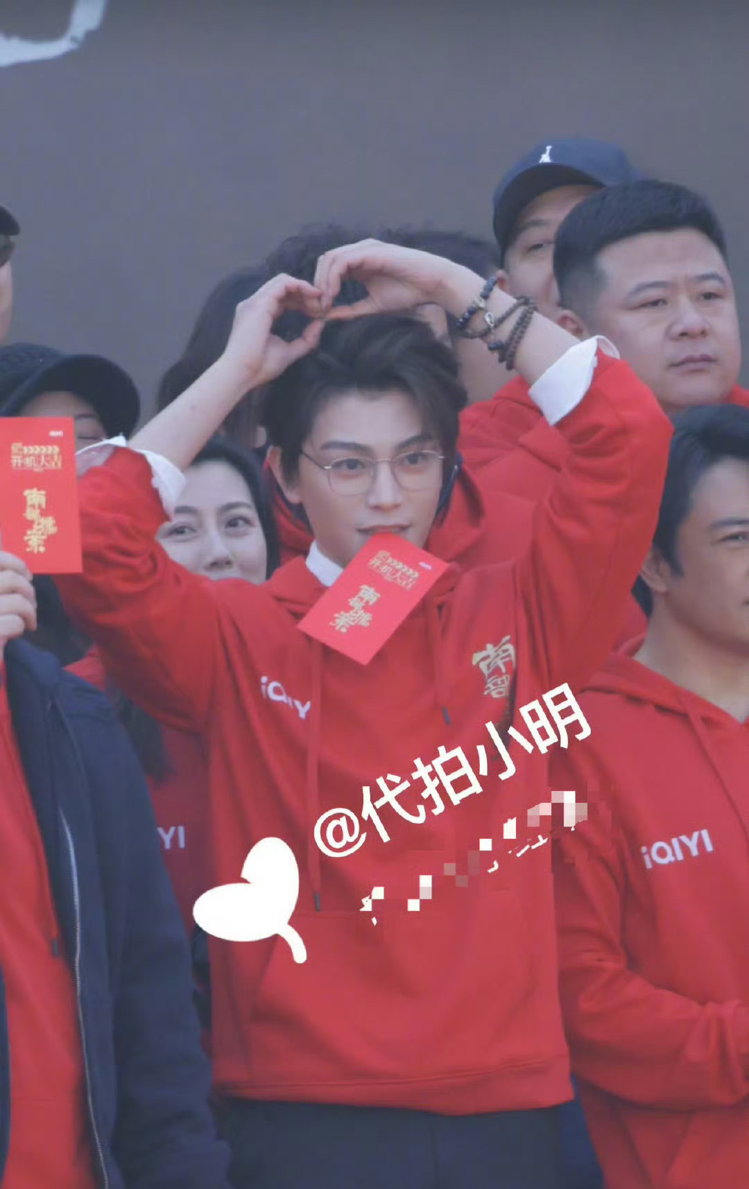 丁禹兮今日开机路透～饭撒也是紧赶潮流的蝴蝶结🎀！！！ 