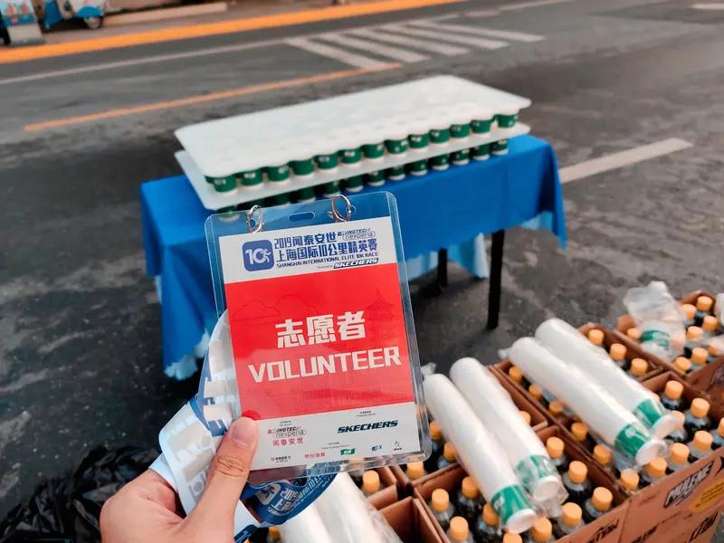 上马推出新规，申爱跑开启30元付费存衣，全马存衣依旧免费。
6公里赛程选手完赛速