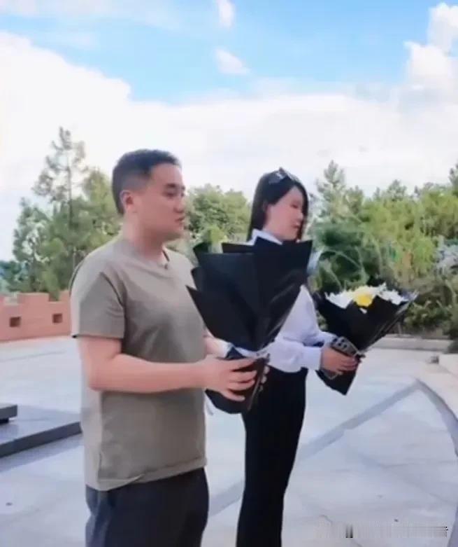 梁兴初的孙子梁栋挑选闲暇时日，带着女友前往安放祖辈灵骨的纪念园区祭拜。提前和吉安