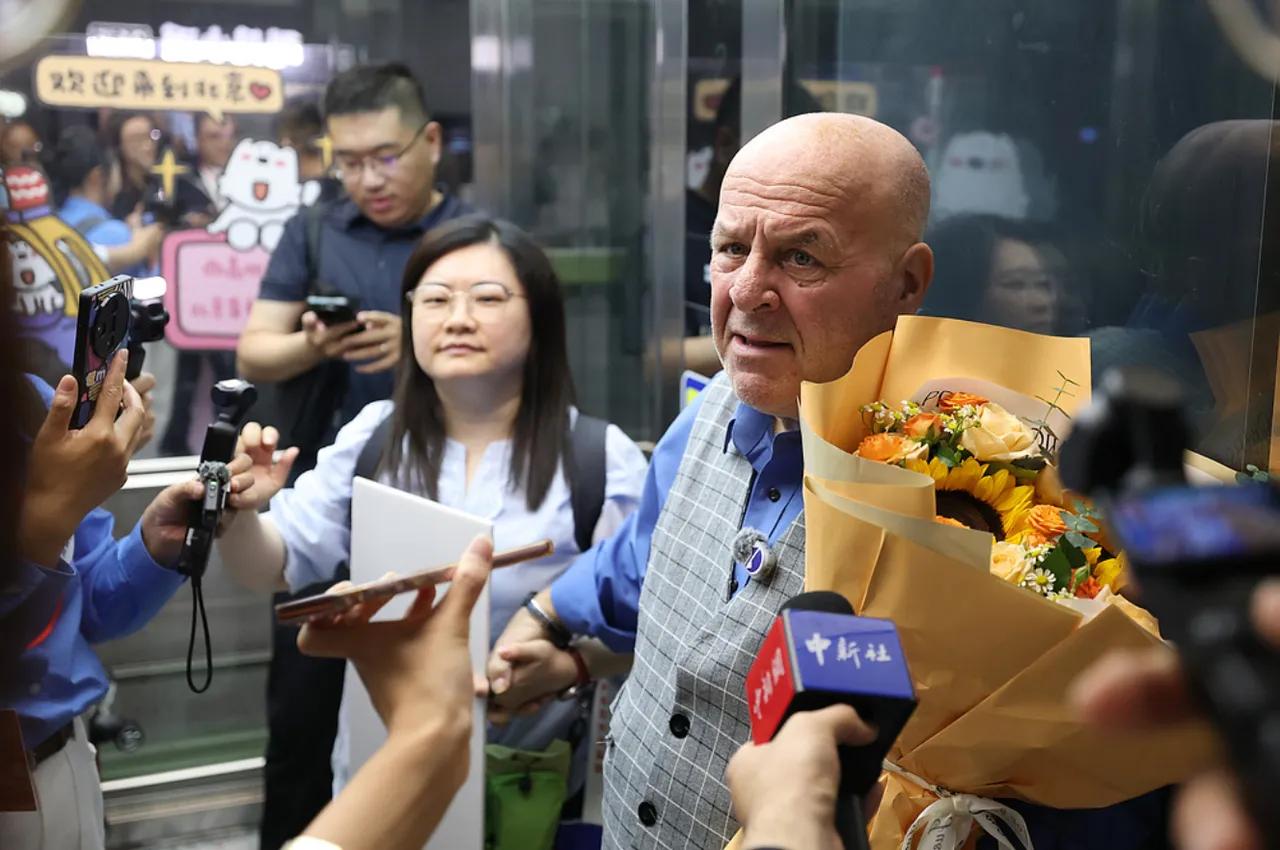 69岁美国退休教师罗纳德·萨科尔斯基成了全体美国人羡慕的对象！
8月23日，他乘