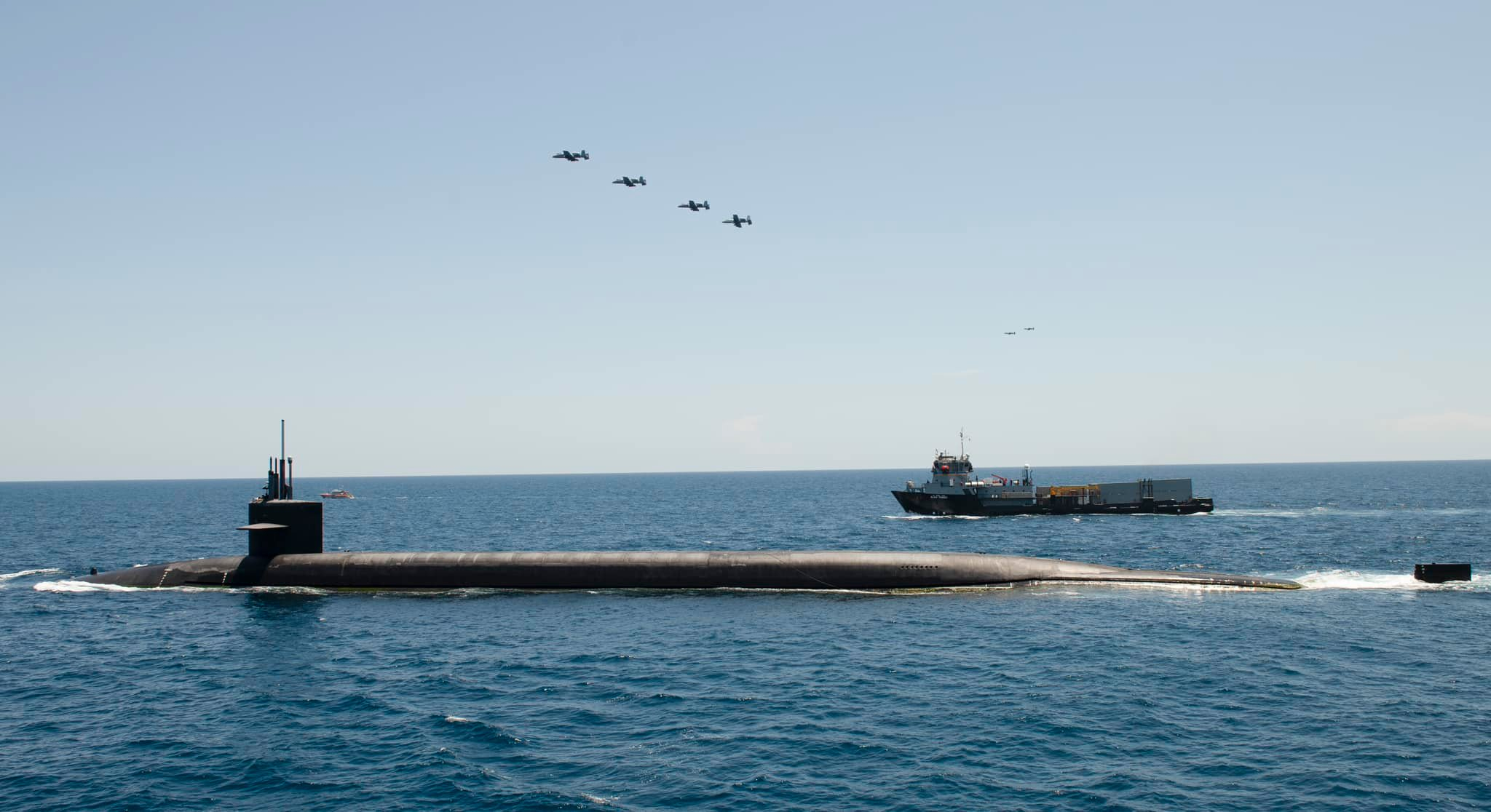 怀俄明号USS Wyoming (SSBN 742)与A-10疣猪同框 每天认识