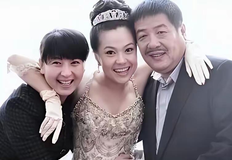 闫学晶两个孩子都上了中央戏剧学院
 
她有个大女儿叫林傲雪，是前夫林越和前妻生的