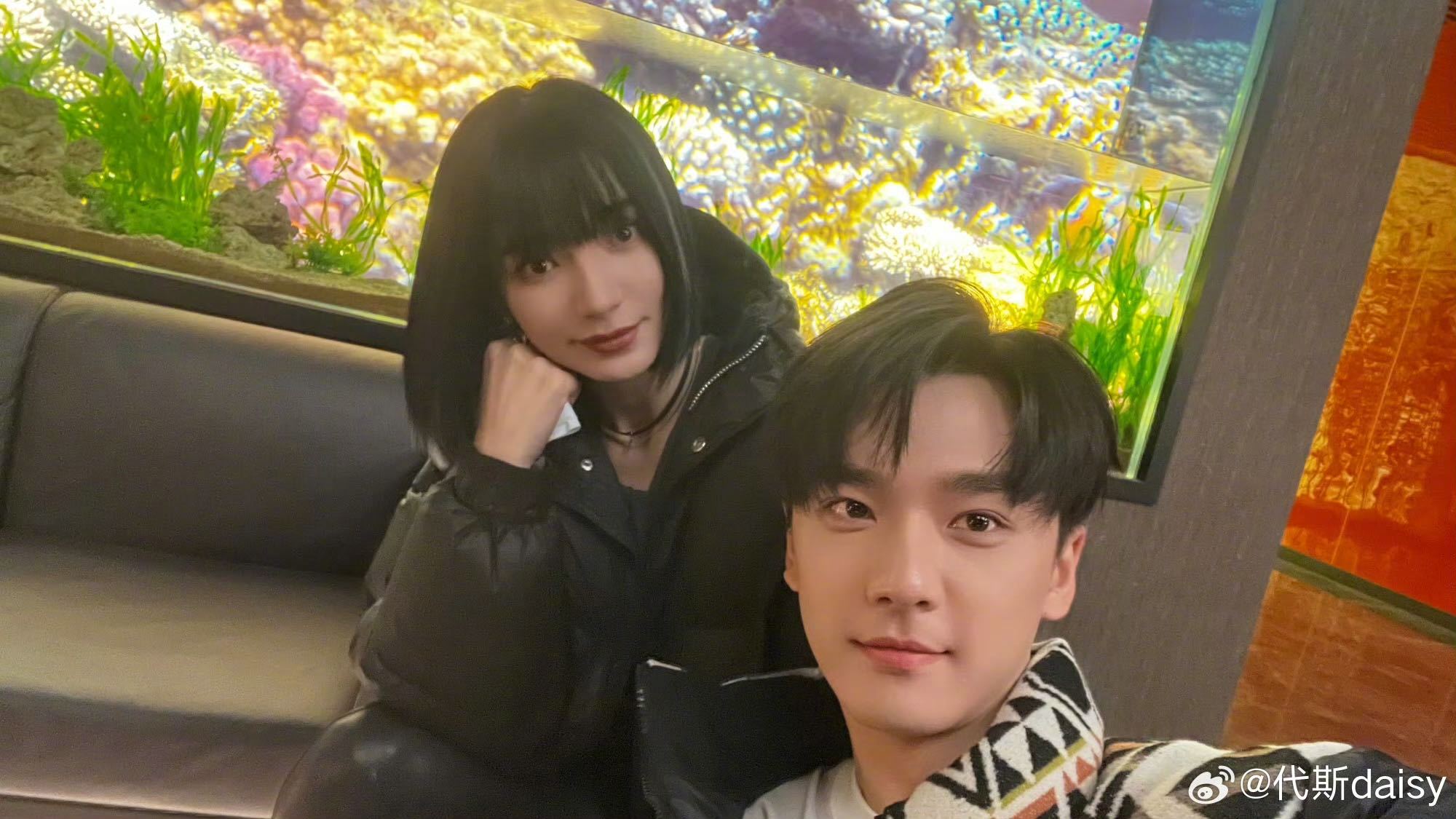 张宸逍发长文安利代斯 异人之下风家姐弟从剧里甜到剧外！代斯初舞台气场全开，舞台表