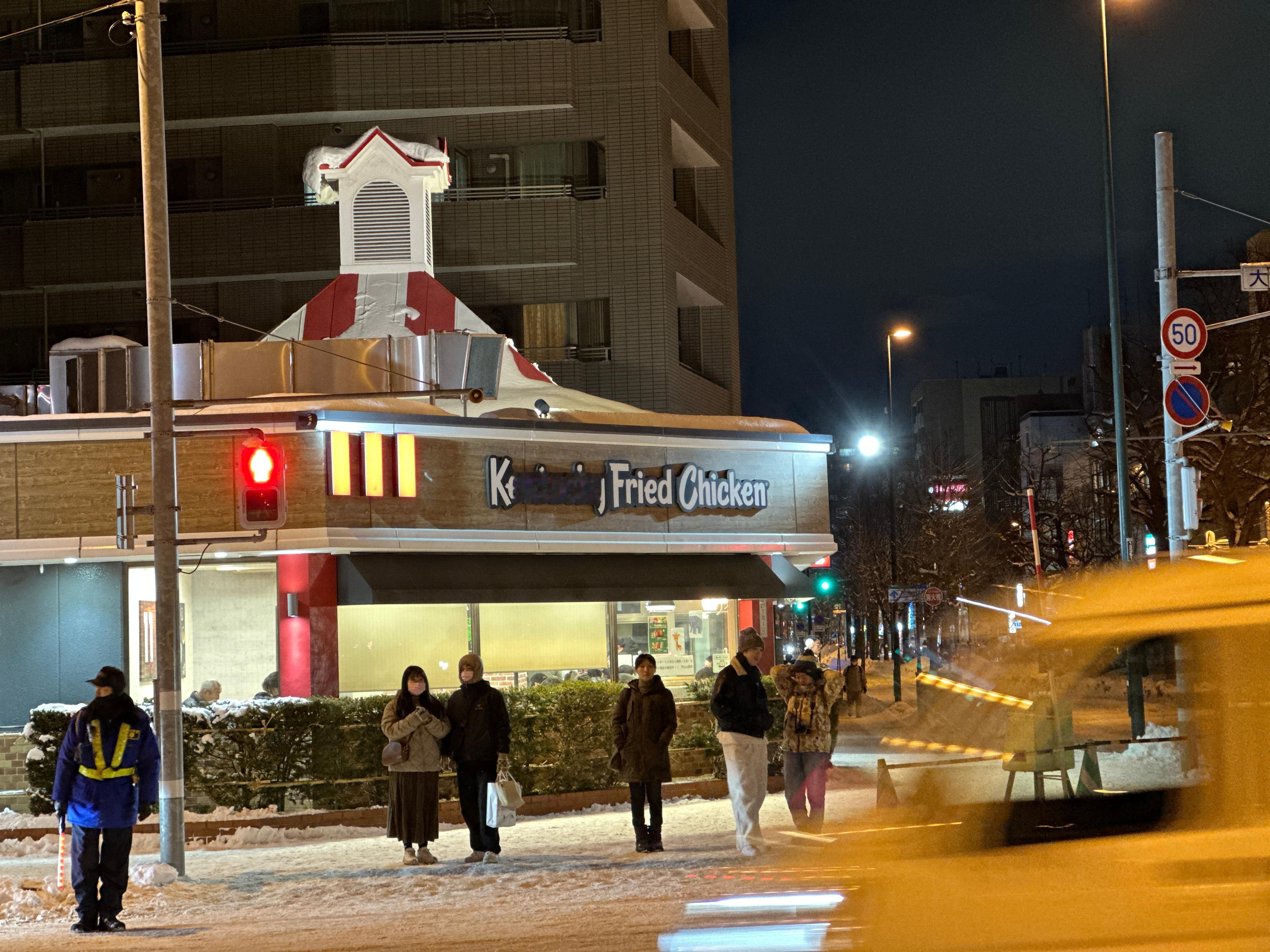 为什么大老远的来北海道吃KFC，因为好吃的店全关门了[泪][泪][泪]人家也过年