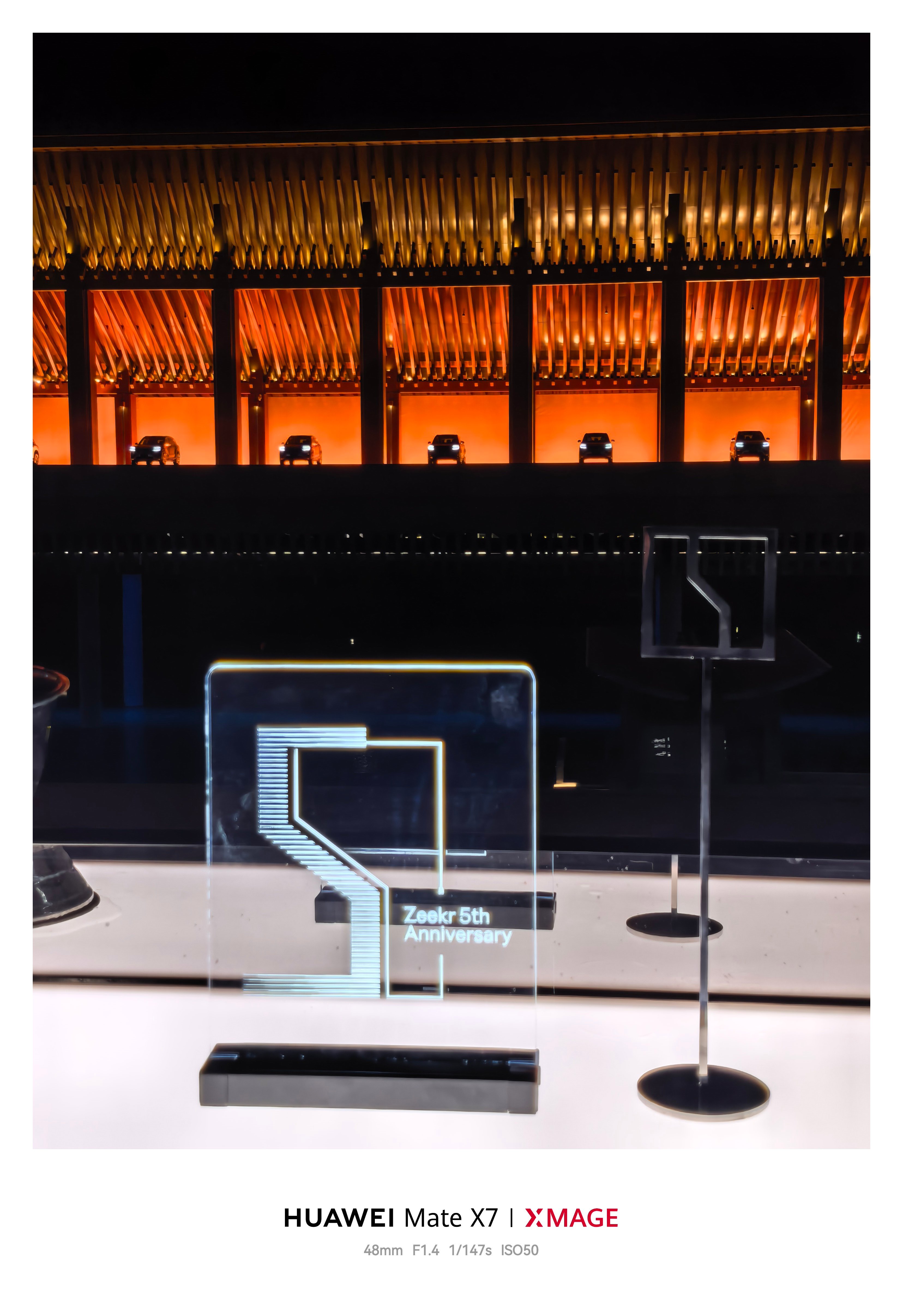 今晚是极氪8X的正式发布会。宁波东钱湖的这个场景拍过很多次了，但是极氪经手，还就