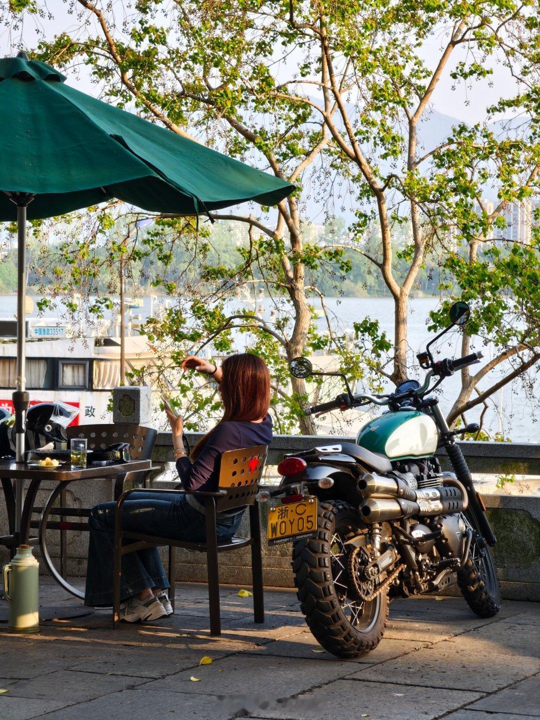 成功传递了摩托车的快乐给一个朋友！江边饮茶，开启老登生活 哈哈 