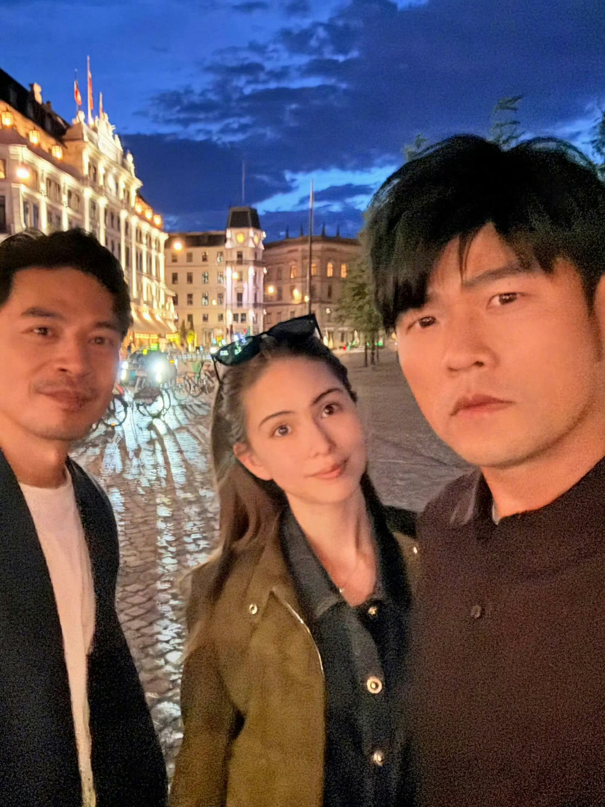 带小女儿和老婆逛街中