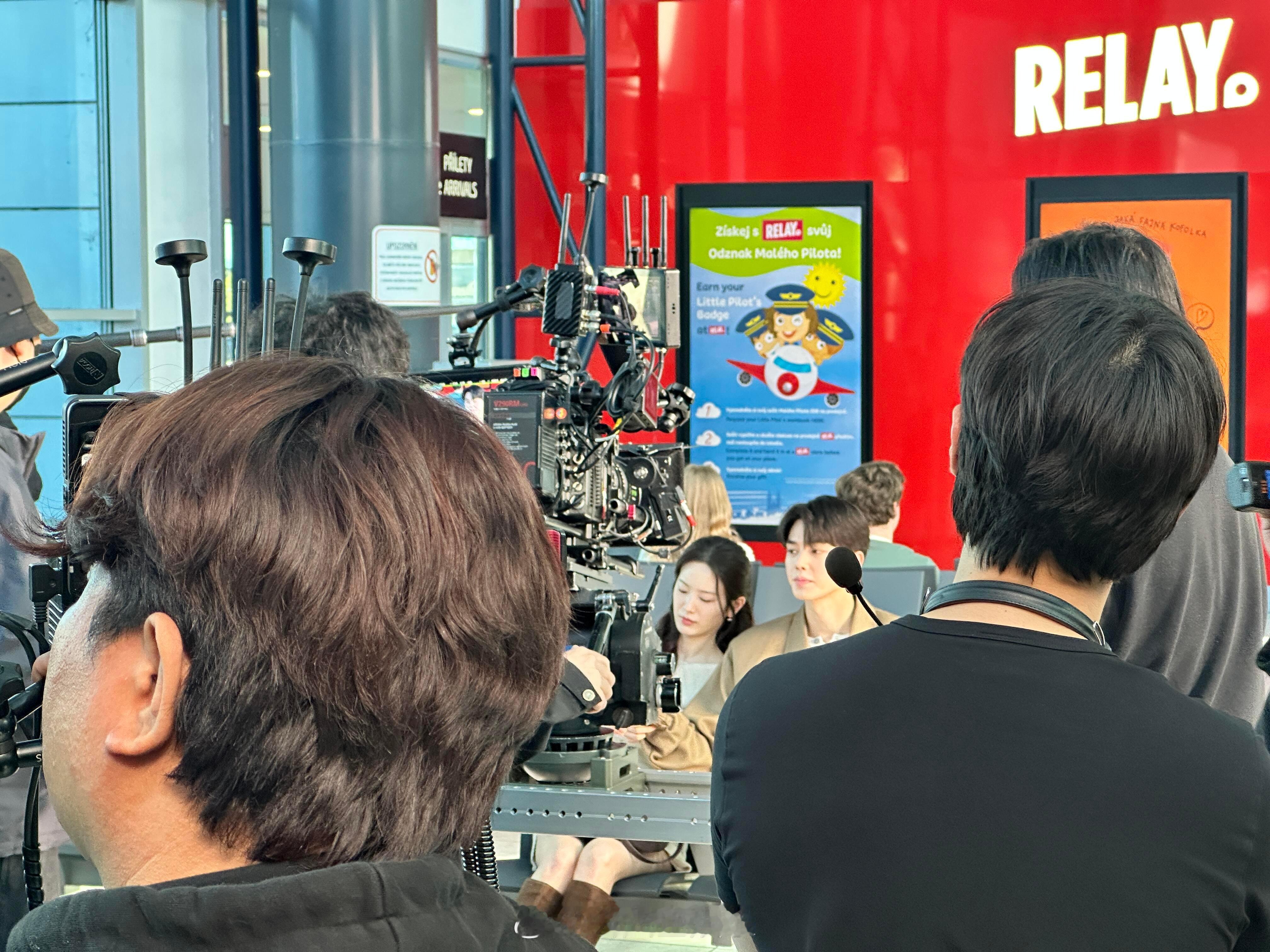 布拉格机场偶遇宋江布拉格机场偶遇宋江张圭悧拍摄 颜值依旧在线的宋江 