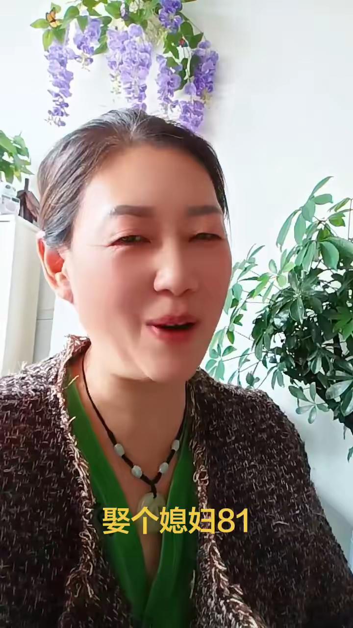 这个生活用品就是——筷子。

你仔细琢磨琢磨：“一个老头77”，两根筷子并排放在